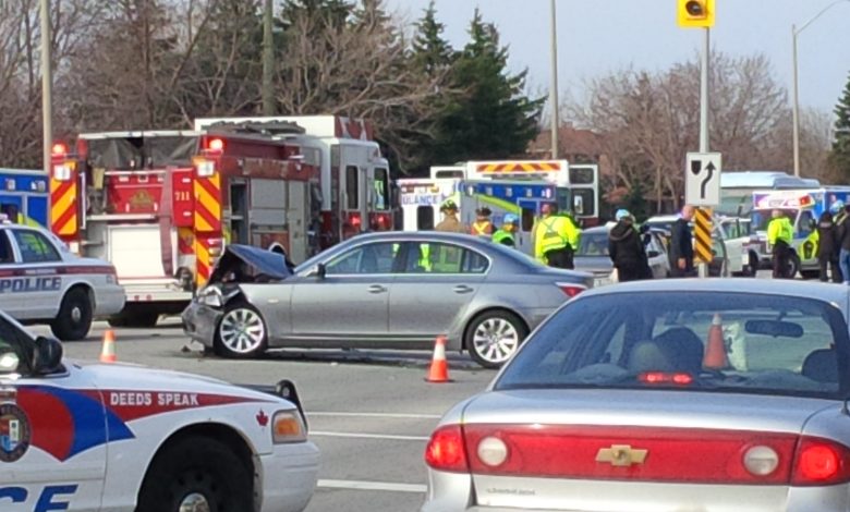Joven choca su auto en último piso de estacionamiento y su padrastro está detenido en Naucalpan