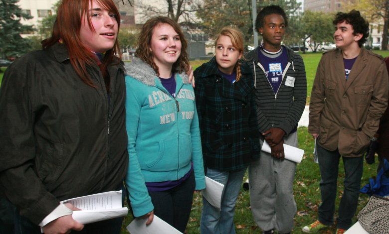 Alumnas de secundaria graban brutal agresión a compañera en presencia de su madre | Video impactante